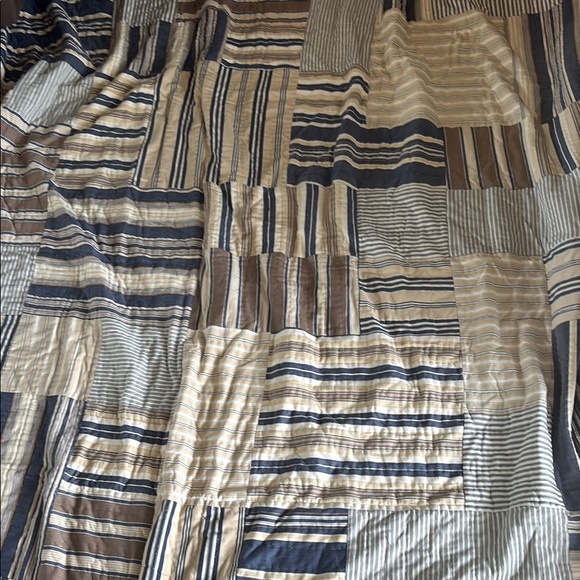 Striped Patchwork Quilt - Picture 6 of 6